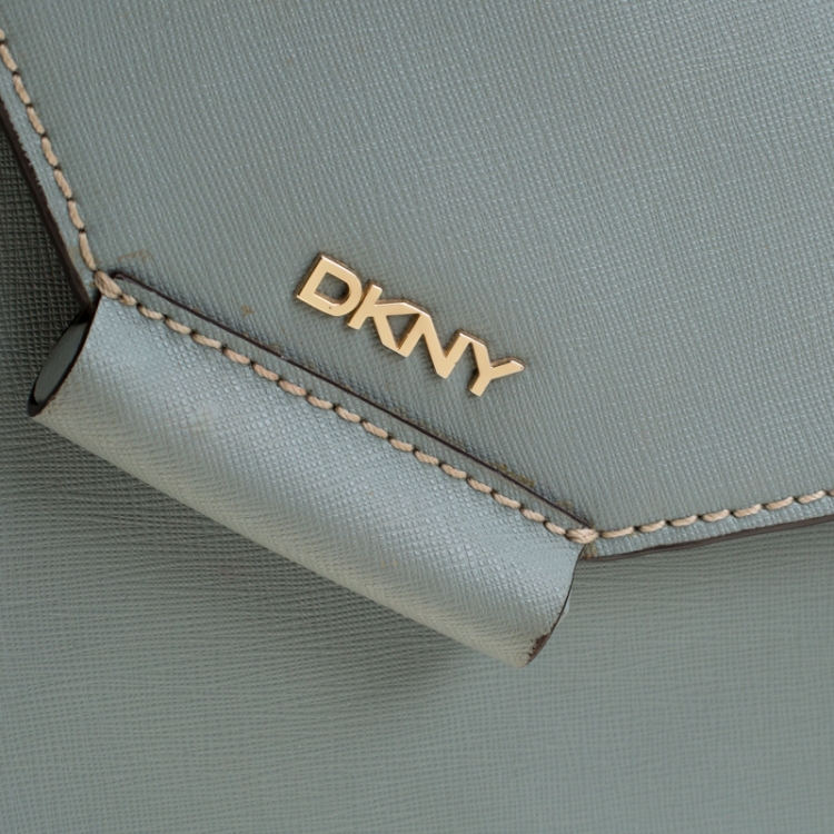 مملوكة مسبقًا DKNY Ash Blue Leather Envelope Style Crossbody Bag