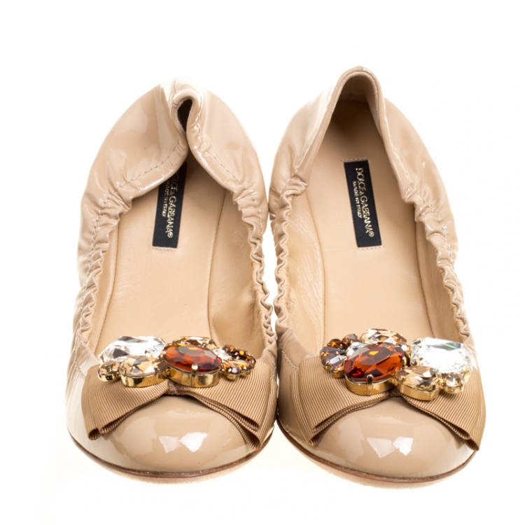 Pre Owned Dolce and Gabbana Beige Patent Leather Crystal Embellished Bow Scrunch Ballet Flats Size 39