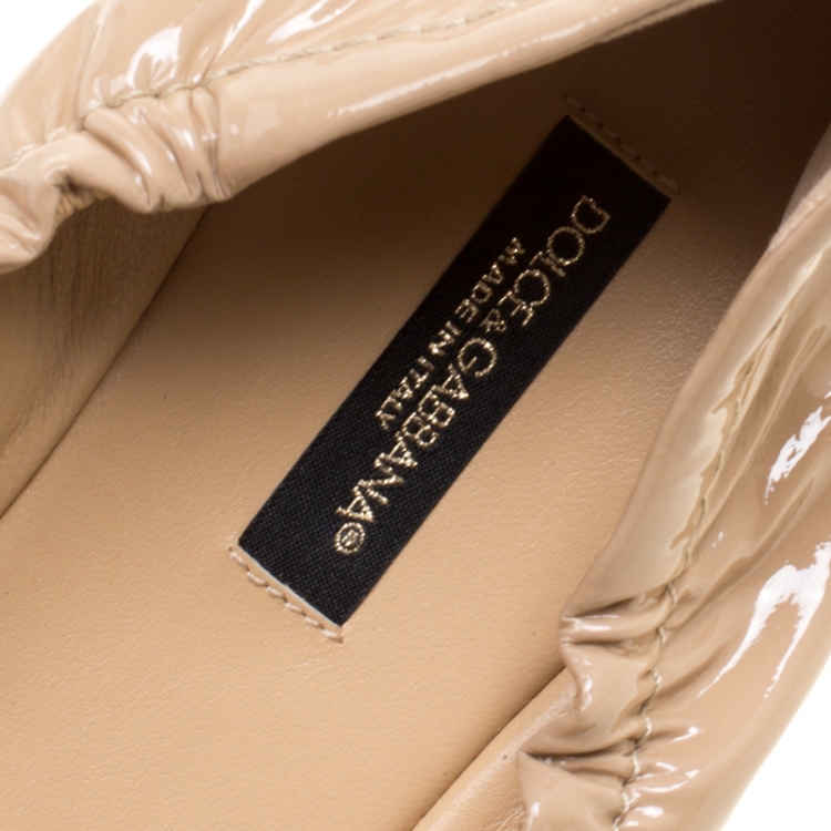 Pre Owned Dolce and Gabbana Beige Patent Leather Crystal Embellished Bow Scrunch Ballet Flats Size 39