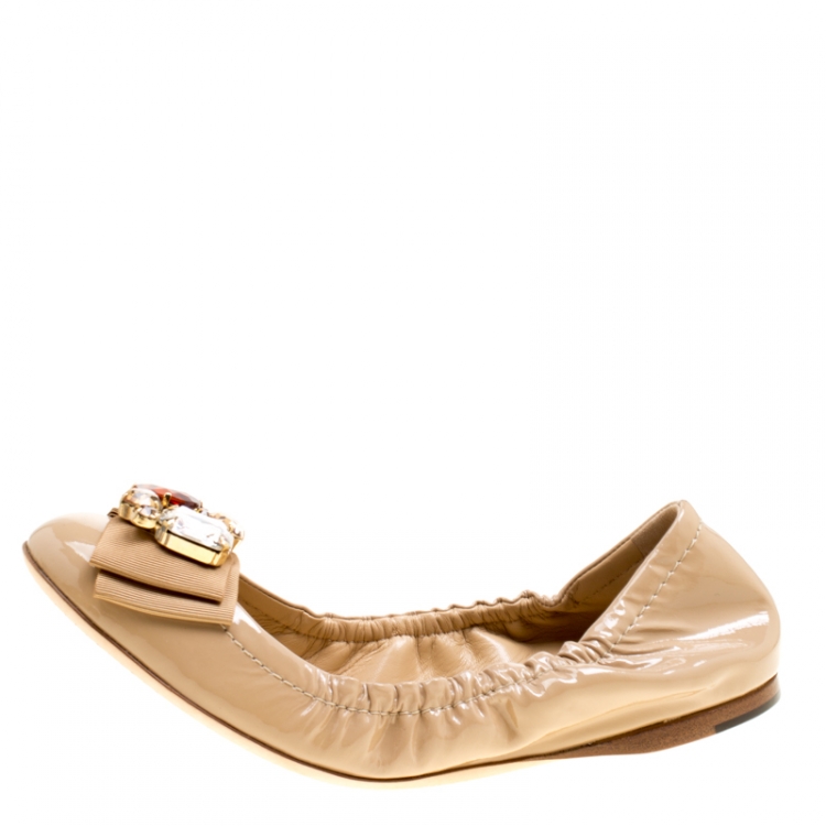 Pre Owned Dolce and Gabbana Beige Patent Leather Crystal Embellished Bow Scrunch Ballet Flats Size 39