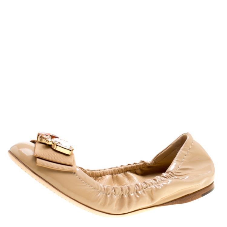 Pre Owned Dolce and Gabbana Beige Patent Leather Crystal Embellished Bow Scrunch Ballet Flats Size 39