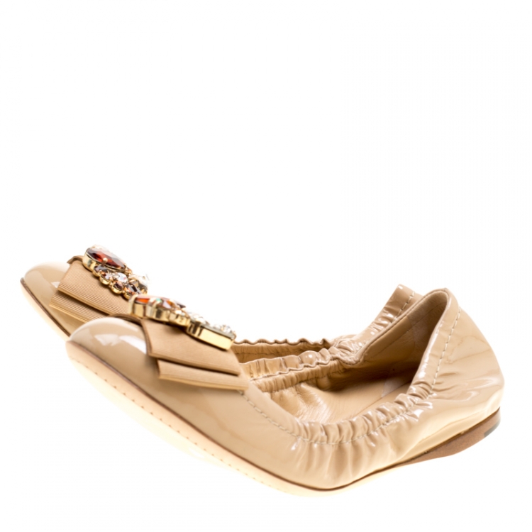 Pre Owned Dolce and Gabbana Beige Patent Leather Crystal Embellished Bow Scrunch Ballet Flats Size 39