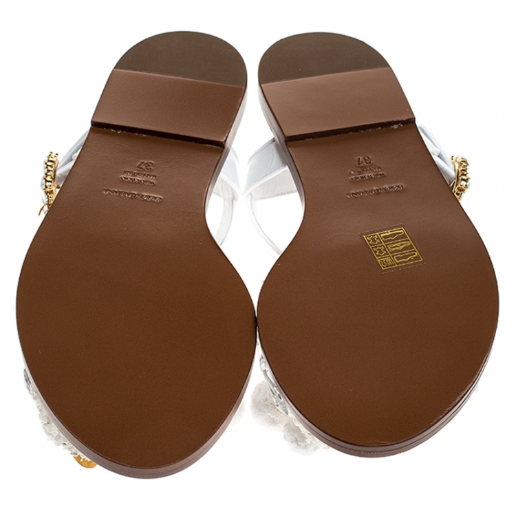 مملوكة مسبقًا Dolce & Gabbana White Patent Leather And Raffia Pom Pom Crystal Embellished Flat Sandals Size 37