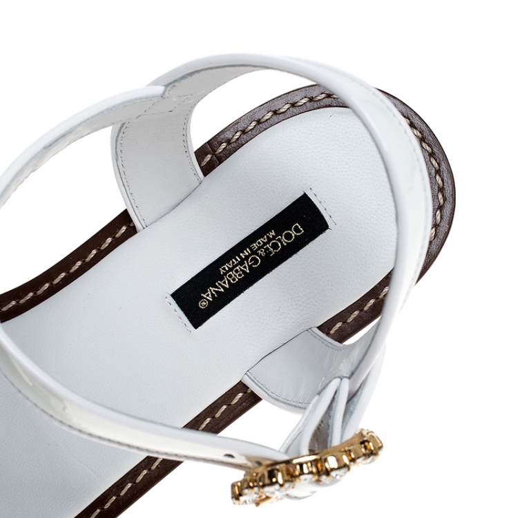 مملوكة مسبقًا Dolce & Gabbana White Patent Leather And Raffia Pom Pom Crystal Embellished Flat Sandals Size 37
