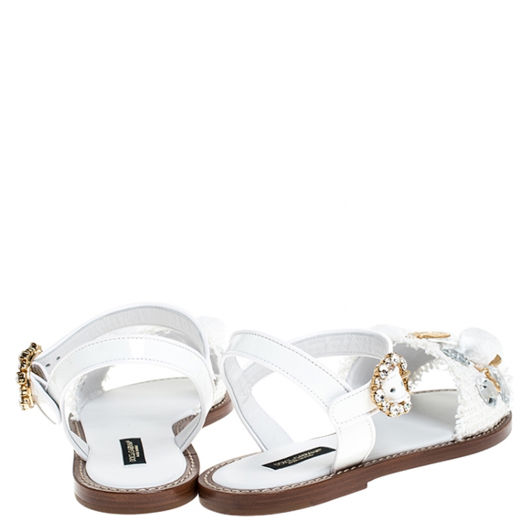 مملوكة مسبقًا Dolce & Gabbana White Patent Leather And Raffia Pom Pom Crystal Embellished Flat Sandals Size 37