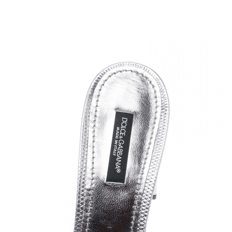 مملوكة مسبقًا Dolce & Gabbana Metallic Silver Embossed Lizard Leather Peep Toe Mules Size 38.5