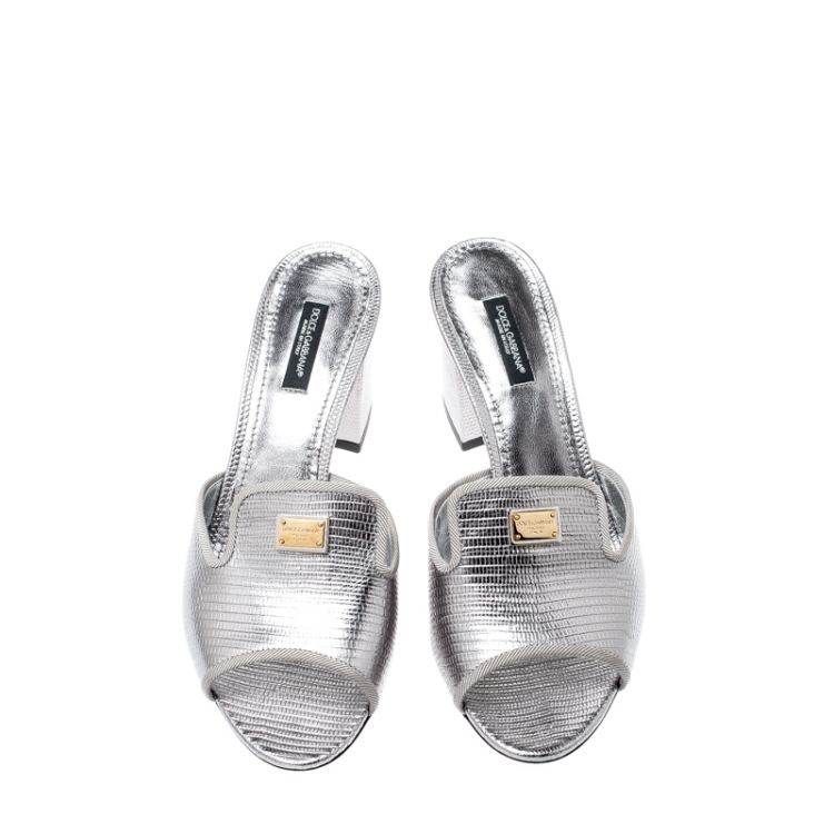 مملوكة مسبقًا Dolce & Gabbana Metallic Silver Embossed Lizard Leather Peep Toe Mules Size 38.5