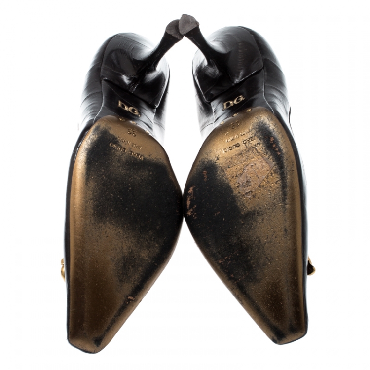 مملوكة مسبقًا Dolce & Gabbana Black Eel Skin Metal Logo Pumps Size 39