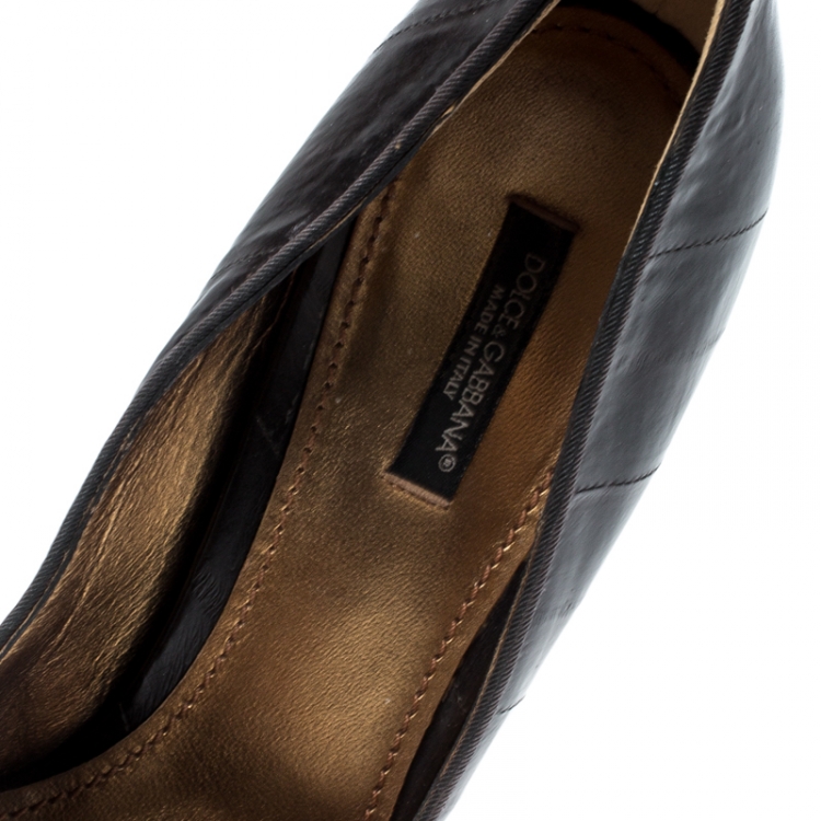 مملوكة مسبقًا Dolce & Gabbana Black Eel Skin Metal Logo Pumps Size 39