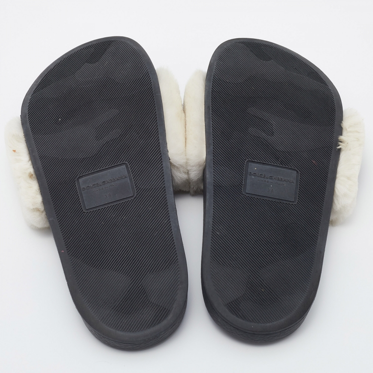 مملوكة مسبقًا Dolce & Gabbana White/Black D&G Print Fur Flat Slides Size 38