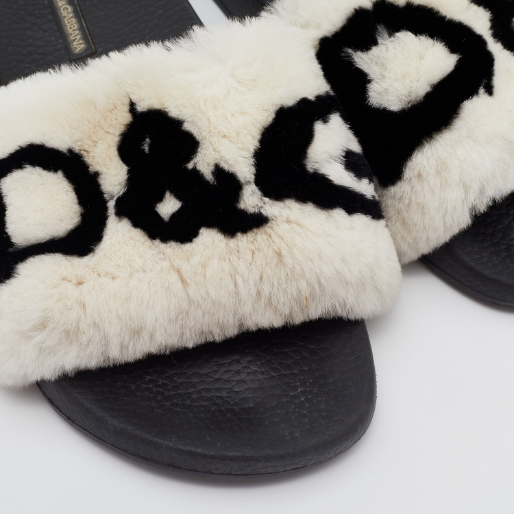 مملوكة مسبقًا Dolce & Gabbana White/Black D&G Print Fur Flat Slides Size 38