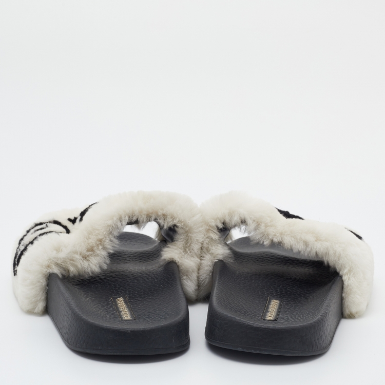 مملوكة مسبقًا Dolce & Gabbana White/Black D&G Print Fur Flat Slides Size 38
