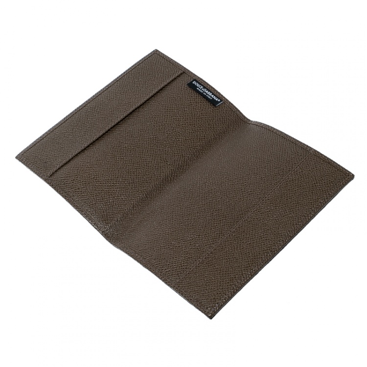 مملوكة مسبقًا Dolce and Gabbana Brown Leopard Print PVC Passport Case