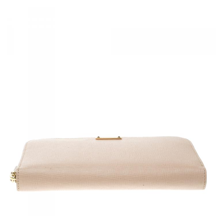 مملوكة مسبقًا Fendi Pink Leather Zip Around Wallet