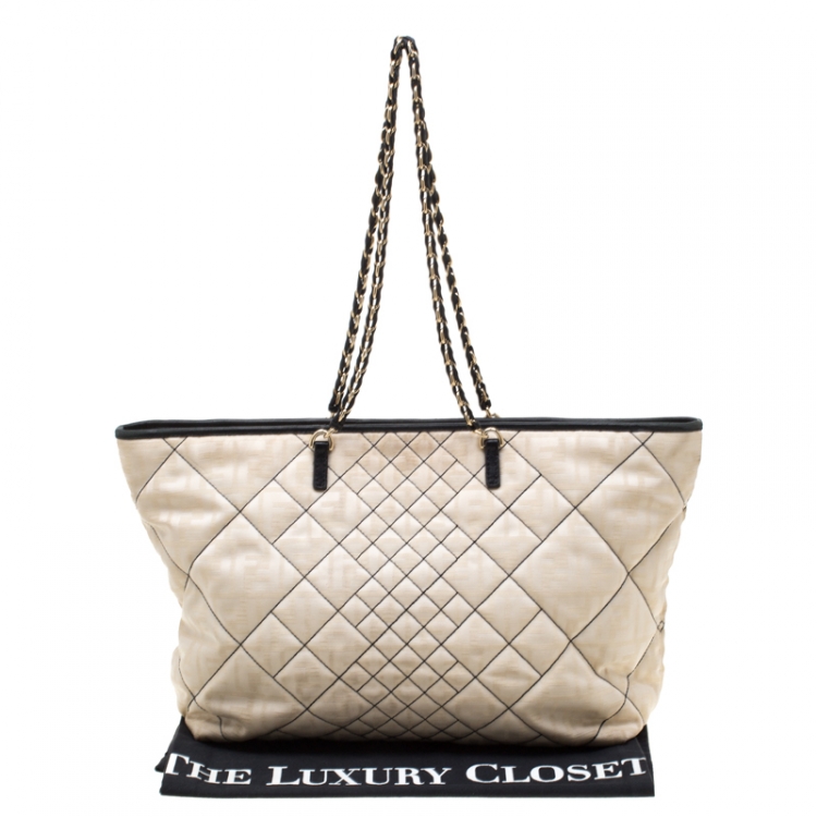 مملوكة مسبقًا Fendi Cream/Black Quilted Zucca Nylon Roll Large Shopper Tote