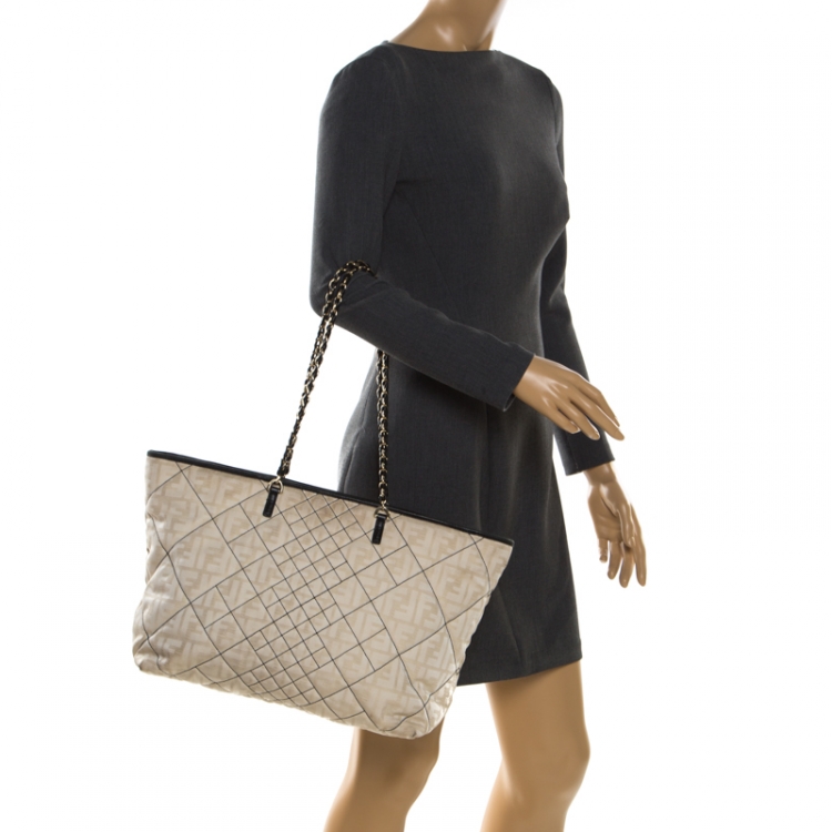 مملوكة مسبقًا Fendi Cream/Black Quilted Zucca Nylon Roll Large Shopper Tote