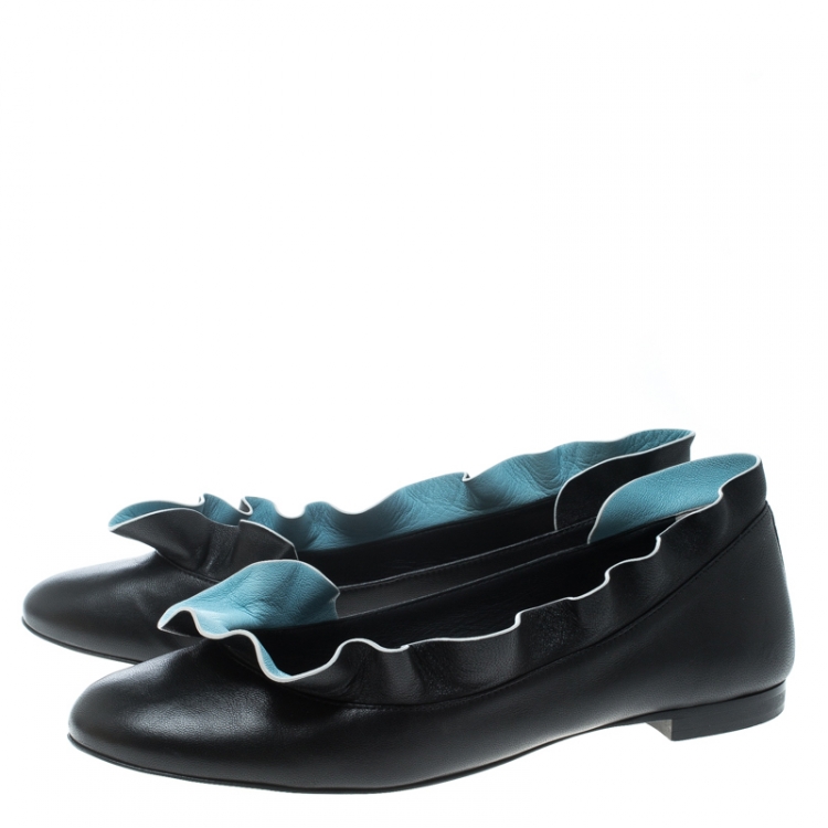 مملوكة مسبقًا Fendi Black Leather Ruffle Trim Ballet Flats Size 37.5