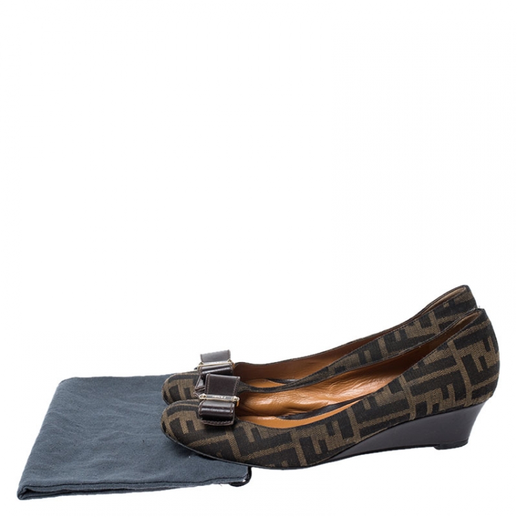 Pre Owned  Fendi Brown Zucca Canvas Monogram Bow Round Toe Wedges Pumps Size 39