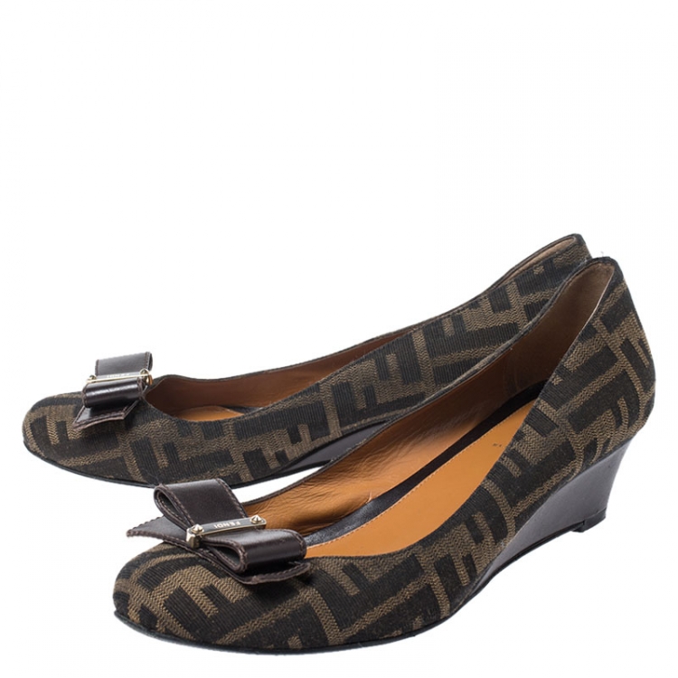 Pre Owned  Fendi Brown Zucca Canvas Monogram Bow Round Toe Wedges Pumps Size 39