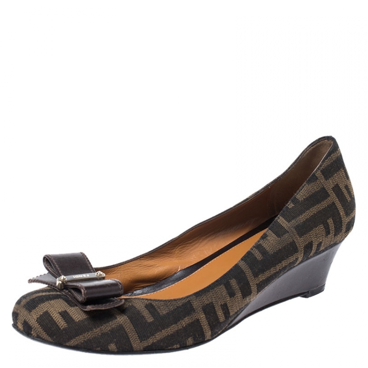 Pre Owned  Fendi Brown Zucca Canvas Monogram Bow Round Toe Wedges Pumps Size 39
