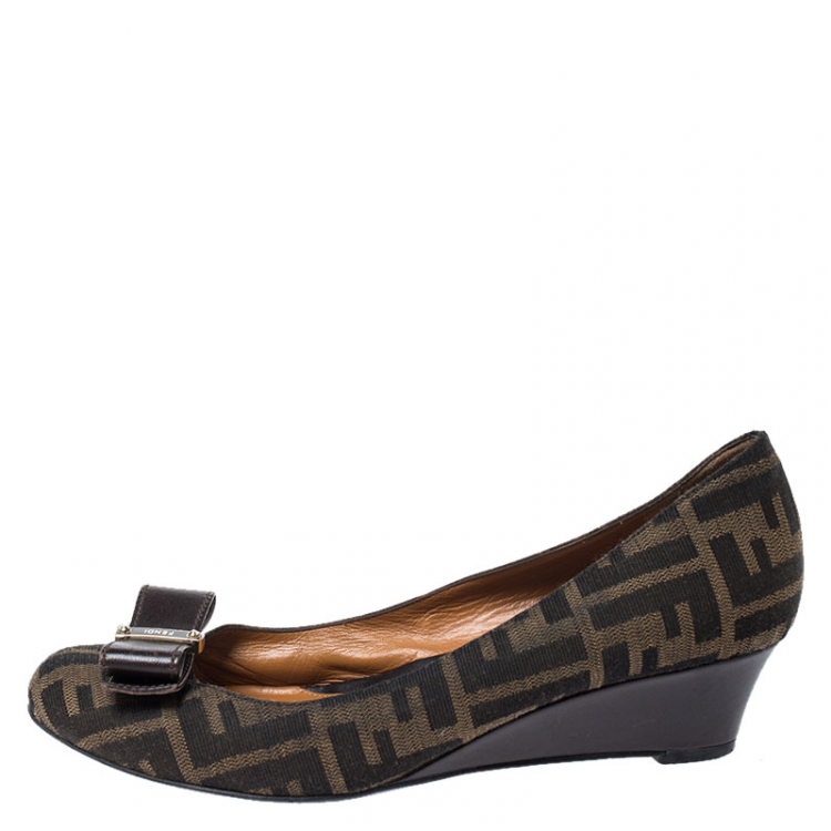 Pre Owned  Fendi Brown Zucca Canvas Monogram Bow Round Toe Wedges Pumps Size 39