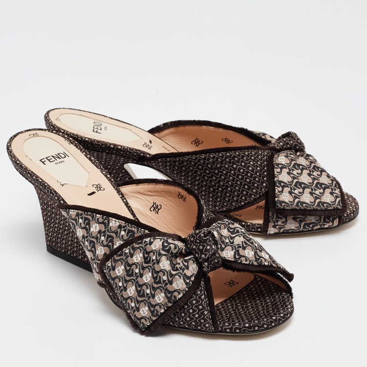 Pre Owned Fendi Brown/Beige Fabric Knotted Slide Sandals Size 36