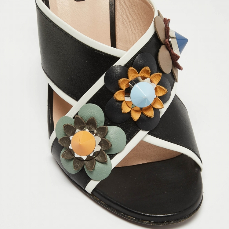 مملوكة مسبقًا Fendi Black/White Leather Flowerland Slide Sandals Size 38.5