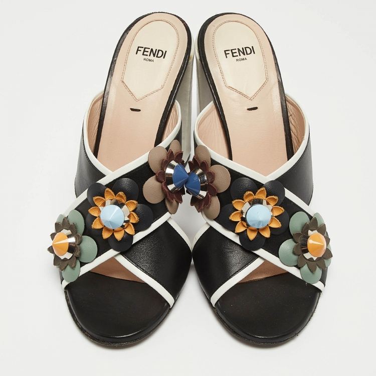 مملوكة مسبقًا Fendi Black/White Leather Flowerland Slide Sandals Size 38.5