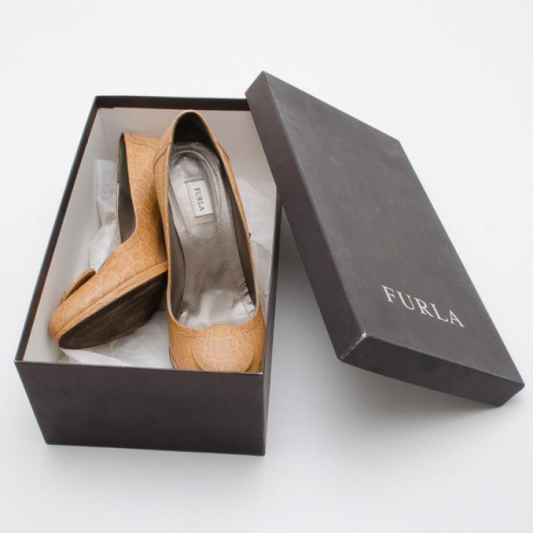 Pre Owned Furla Tan Button Pumps Size 40