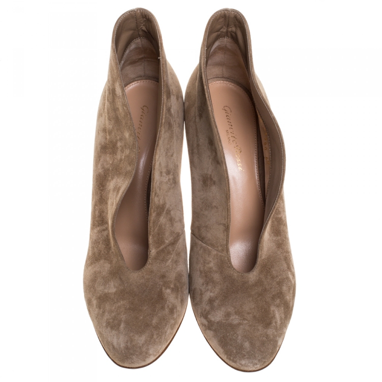 مملوكة مسبقًا Gianvito Rossi Beige Suede Leather Ankle Booties Size 40
