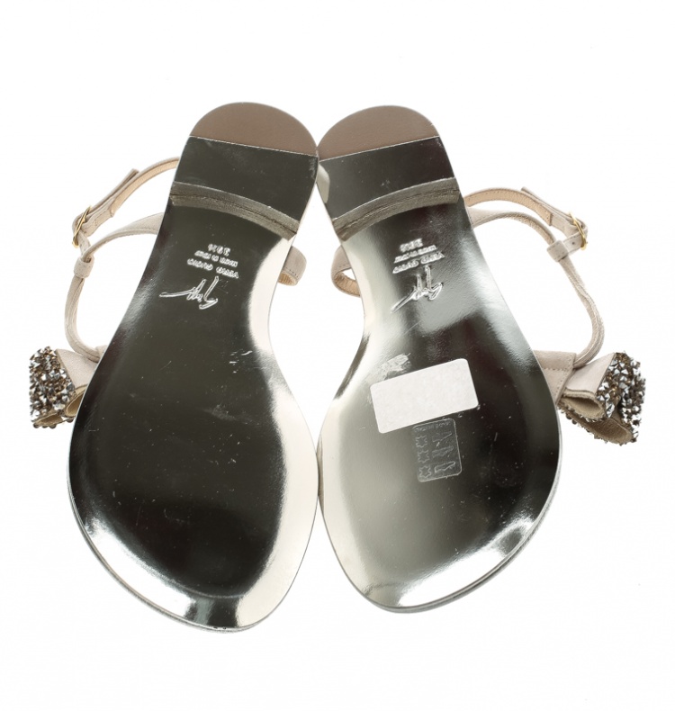 Pre Owned Giuseppe Zanotti Beige Suede Rock Crystal Embellished Bow Flat Thong Sandals Size 39.5