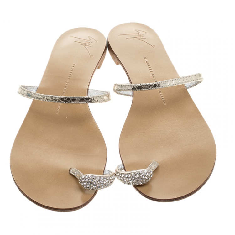 Pre Owned Giuseppe Zanotti Metallic Silver Crystal Embellished Toe Ring Flat Sandals Size 39