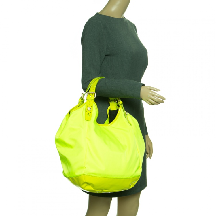مملوكة مسبقًا Givenchy Neon Green Nylon and Patent Leather Hobo