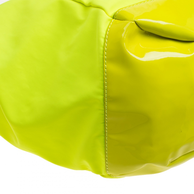مملوكة مسبقًا Givenchy Neon Green Nylon and Patent Leather Hobo