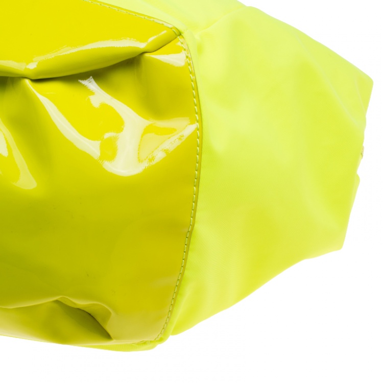 مملوكة مسبقًا Givenchy Neon Green Nylon and Patent Leather Hobo