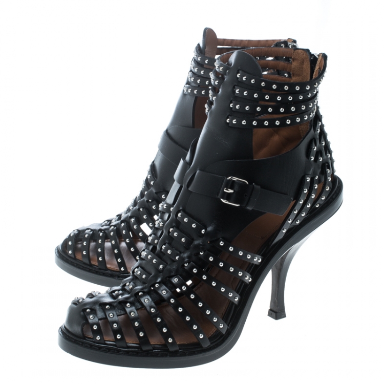 مملوكة مسبقًا Givenchy Black Leather Studded Gladiator Sandals Size 39