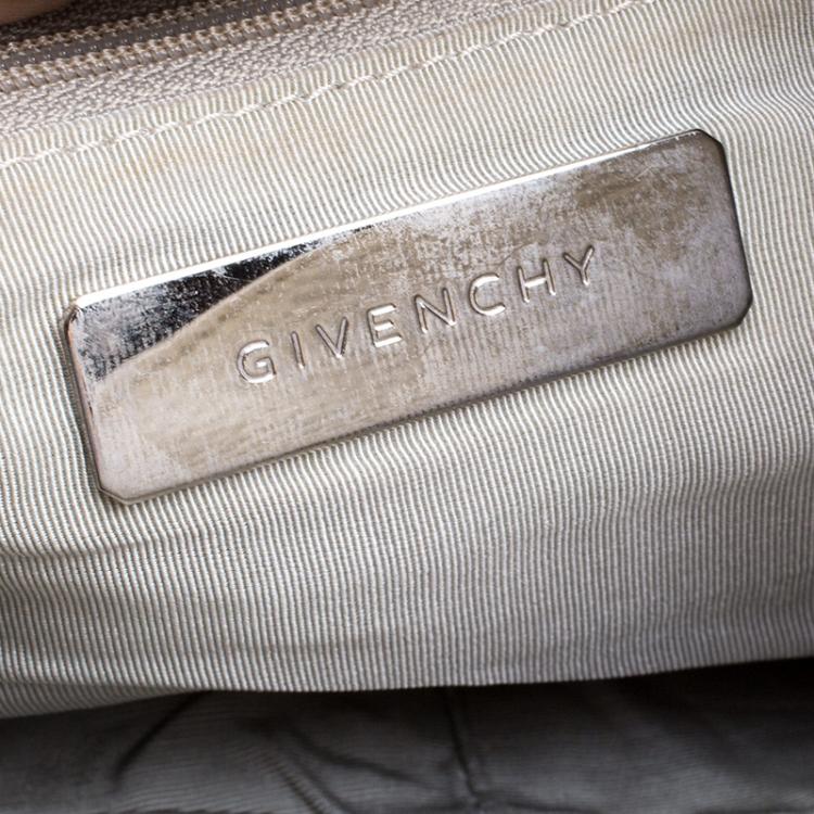مملوكة مسبقًا Givenchy White Leather Scarf Around Hobo