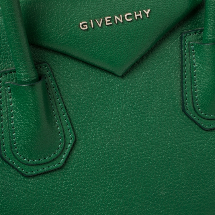 مملوكة مسبقًا Givenchy Green Leather Small Antigona Satchel