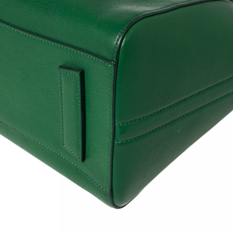 مملوكة مسبقًا Givenchy Green Leather Small Antigona Satchel