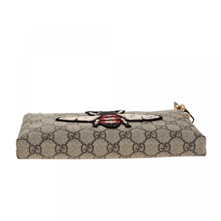 Pre Owned Gucci Beige GG Supreme Canvas Linea Bee Wristlet Clutch
