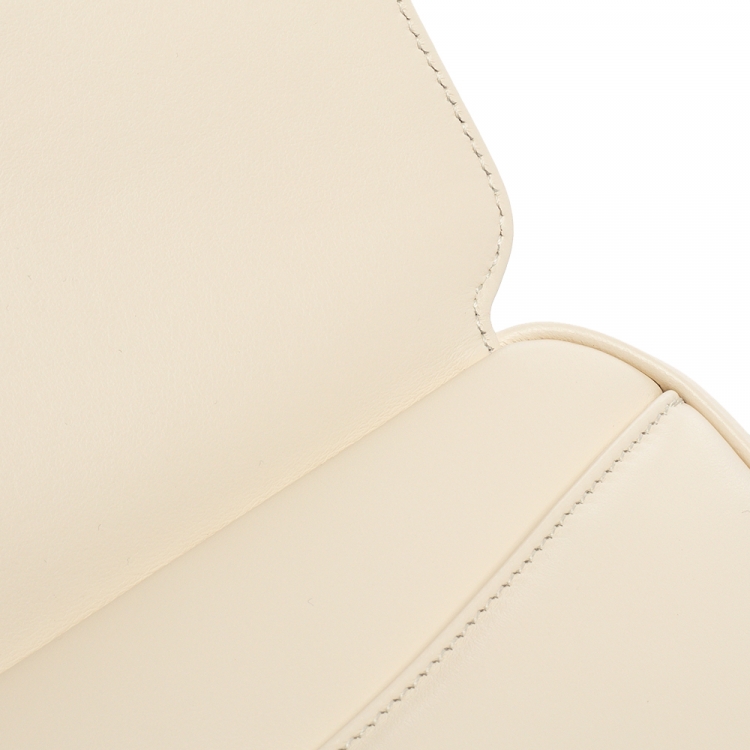 مملوكة مسبقًا Gucci Cream Matelasse Leather Small Camera GG Marmont  Bag