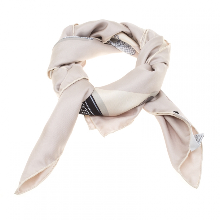 Pre Owned Gucci Beige Charm Bracelet Printed Silk Square Scarf