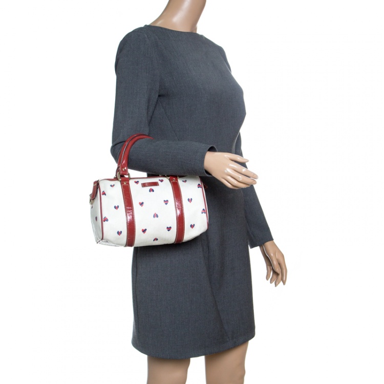 مملوكة مسبقًا Gucci Off White/Red Coated Canvas and Patent Leather Joy Heart Boston Bag