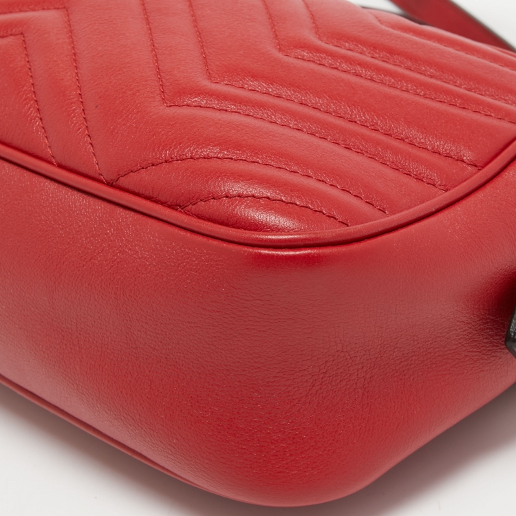 مملوكة مسبقًا Gucci Red Matelassé Leather Small GG Marmont Camera Bag