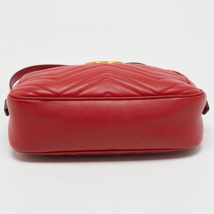 مملوكة مسبقًا Gucci Red Matelassé Leather Small GG Marmont Camera Bag