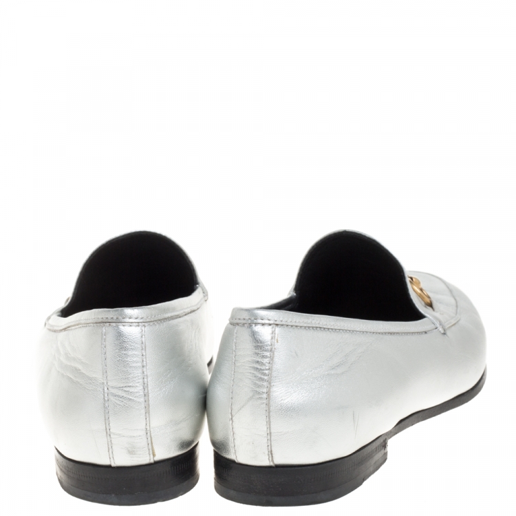 مملوكة مسبقًا Gucci Silver Leather Jordaan Horsebit Slip On Loafers Size 39