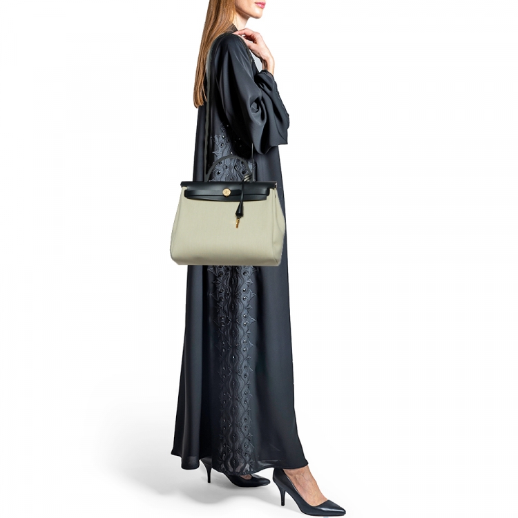 مملوكة مسبقًا Hermès Beige/Black Canvas and Vache Hunter Leather Herbag Zip 31 Bag
