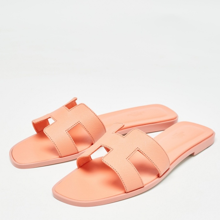 مملوكة مسبقًا Hermes Coral Orange Leather Oran Flat Slides Size 41 