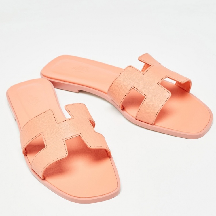 مملوكة مسبقًا Hermes Coral Orange Leather Oran Flat Slides Size 41 