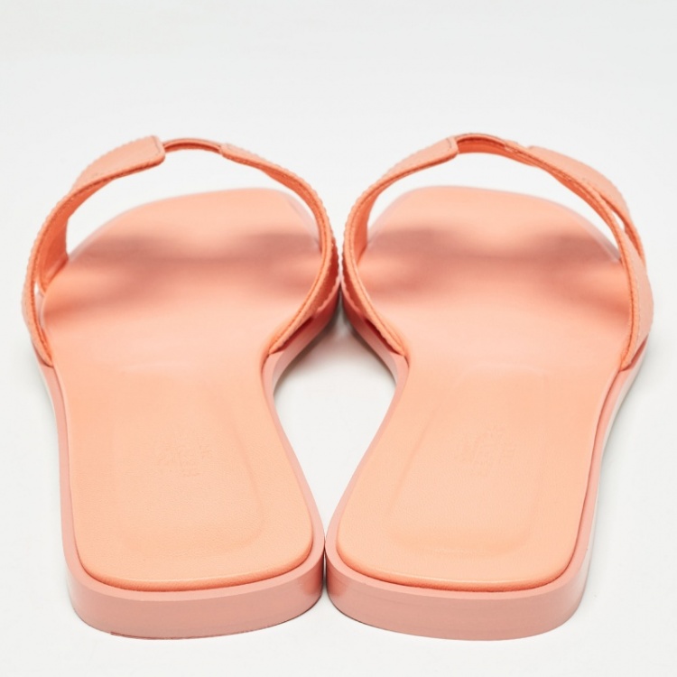 مملوكة مسبقًا Hermes Coral Orange Leather Oran Flat Slides Size 41 